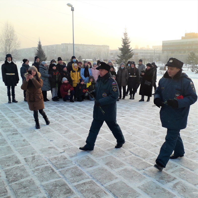 Возложение цветов к памятнику Неизвестного солдата