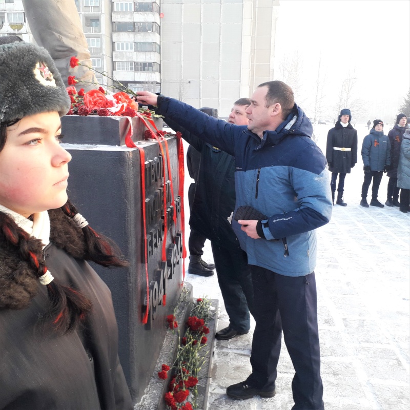 Возложение цветов к памятнику Неизвестного солдата