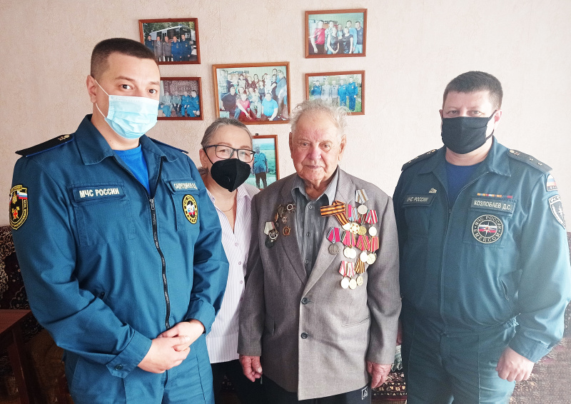 СПАСИБО ЗА МИРНОЕ НЕБО! Представители Национального горноспасательного центра поздравили ветерана Великой Отечественной войны с Днем Победы.