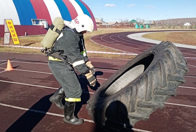 В тройке лидеров на областном чемпионате по пожарно-спасательному многоборью