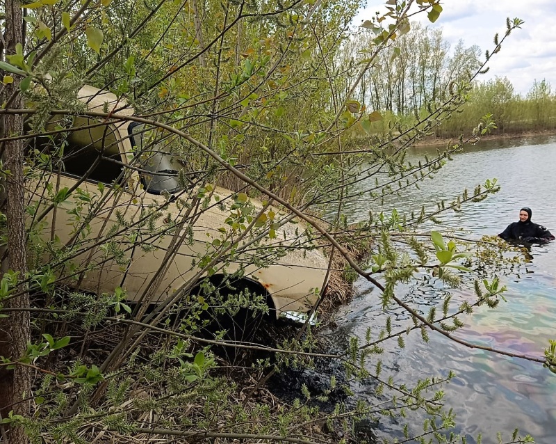 Спасатели обнаружили автомобиль под водой