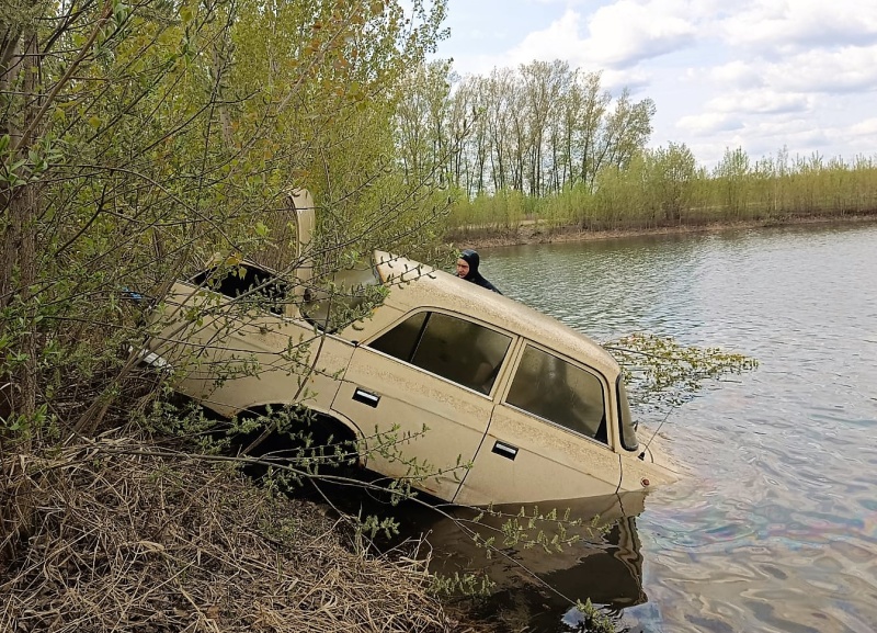 Спасатели обнаружили автомобиль под водой