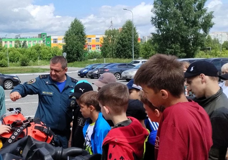 Воспитанники детского дома в гостях у спасателей