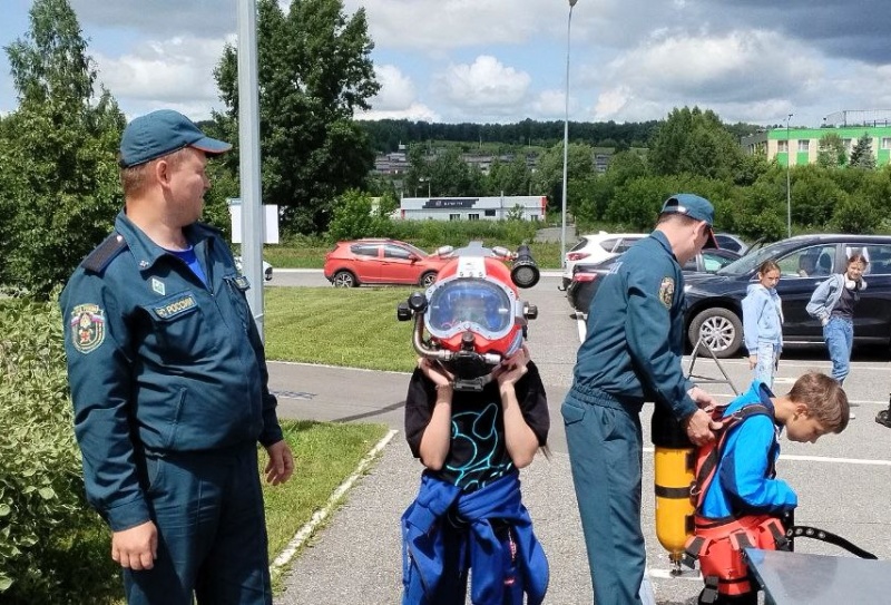 Воспитанники детского дома в гостях у спасателей