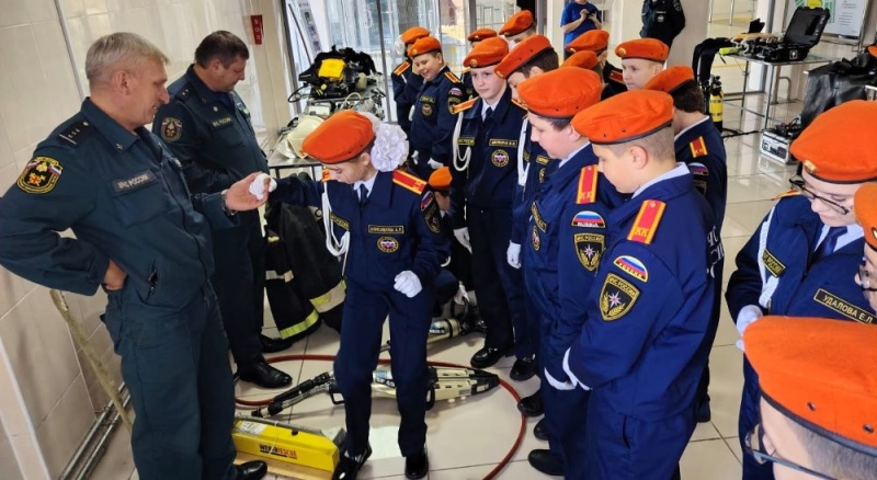 Состоялась первая экскурсия в учреждение для кадетов МЧС