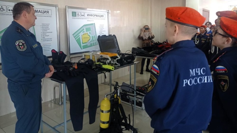 Состоялась первая экскурсия в учреждение для кадетов МЧС