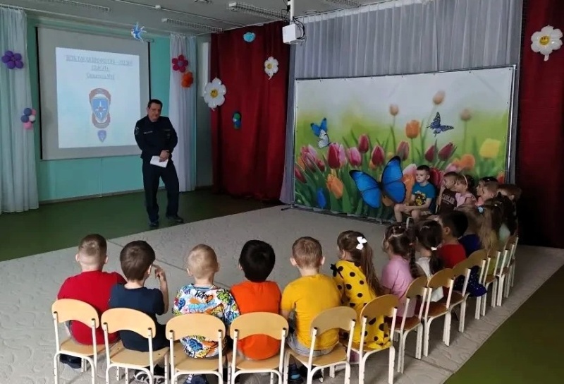 Занятие с воспитанниками детского сада