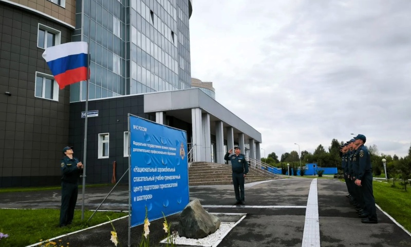 Сотрудники МЧС России отмечают День Государственного флага России
