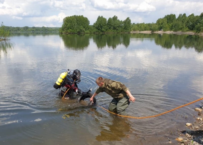 Горноспасатели-водолазы проводят учения   