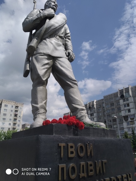 Горноспасатели возложили цветы к памятнику «Неизвестного солдата» 