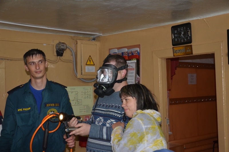 В рамках празднования Дня России горноспасатели продемонстрировали детям возможности техники и аварийно-спасательного оборудования