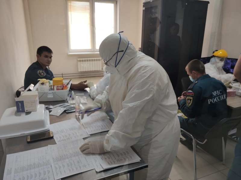 Горноспасатели сдают тест на коронавирусную инфекцию