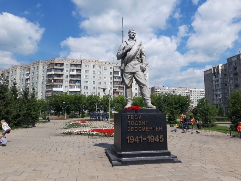Горноспасатели возложили цветы к памятнику «Неизвестного солдата» 