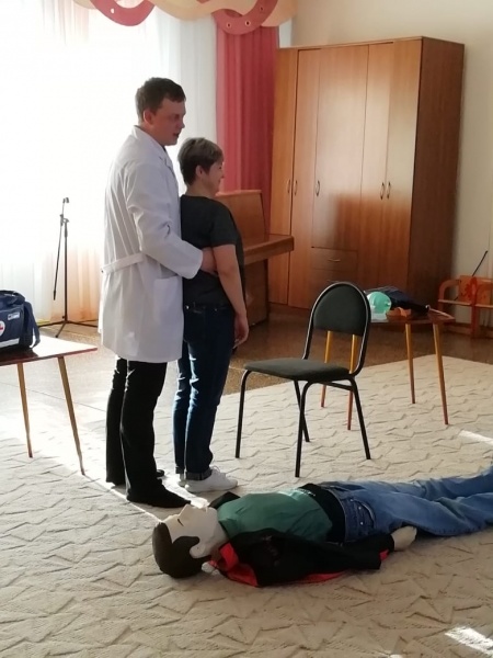 Занятие по оказанию первой помощи с работниками детсада