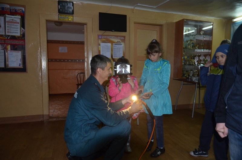 В рамках празднования Дня России горноспасатели продемонстрировали детям возможности техники и аварийно-спасательного оборудования