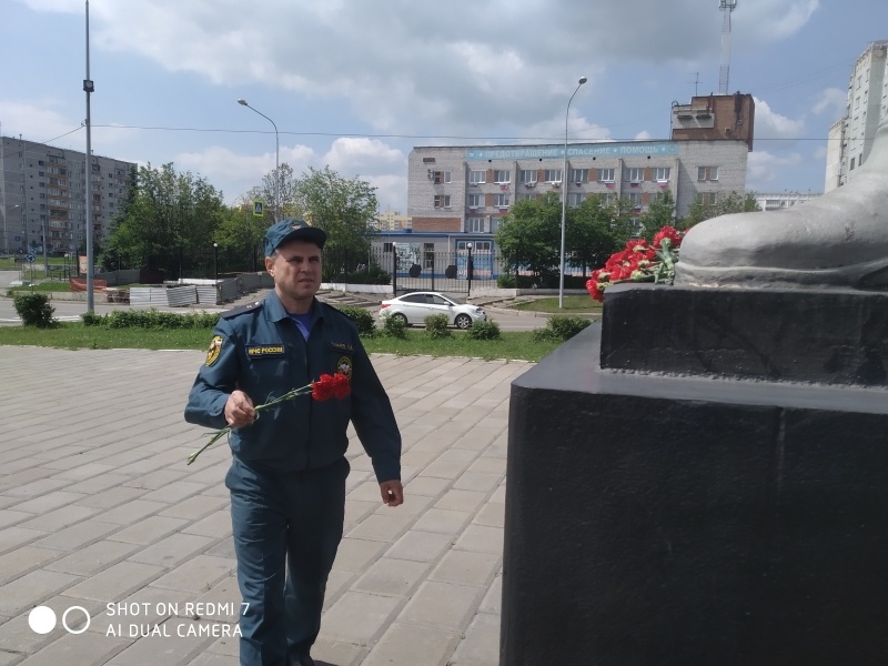 Горноспасатели возложили цветы к памятнику «Неизвестного солдата» 