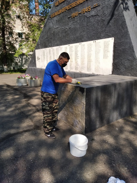 Горноспасатели помогли в ремонте памятника погибшим шахтерам в ВОВ