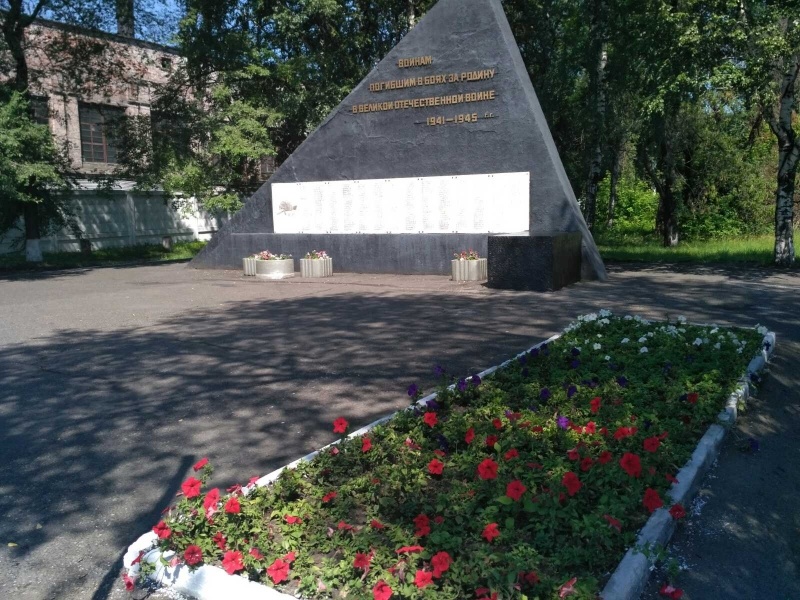 Горноспасатели помогли в ремонте памятника погибшим шахтерам в ВОВ