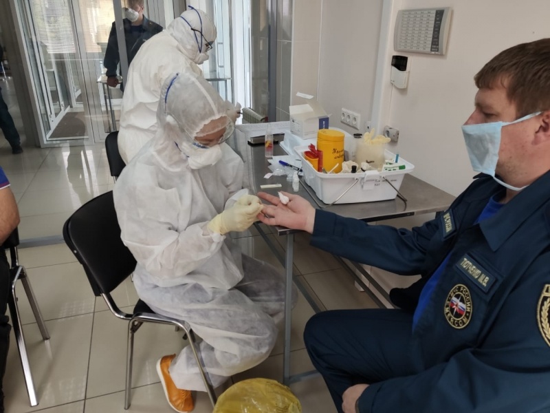 Горноспасатели сдают тест на коронавирусную инфекцию