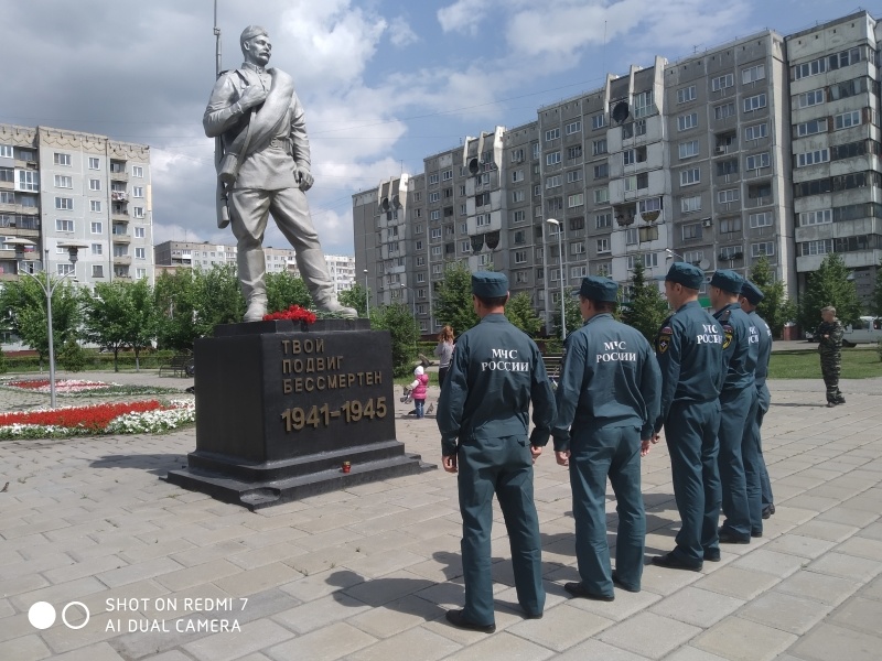 Горноспасатели возложили цветы к памятнику «Неизвестного солдата» 