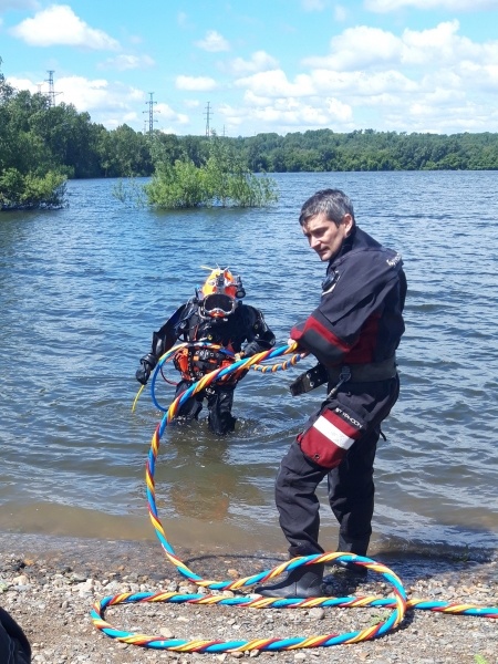 Горноспасатели-водолазы проводят учения   