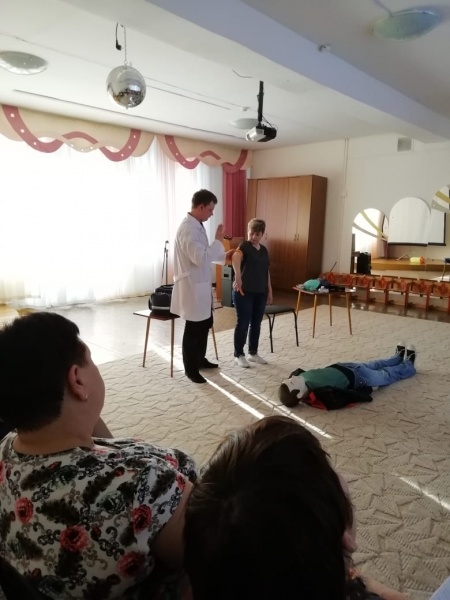 Занятие по оказанию первой помощи с работниками детсада