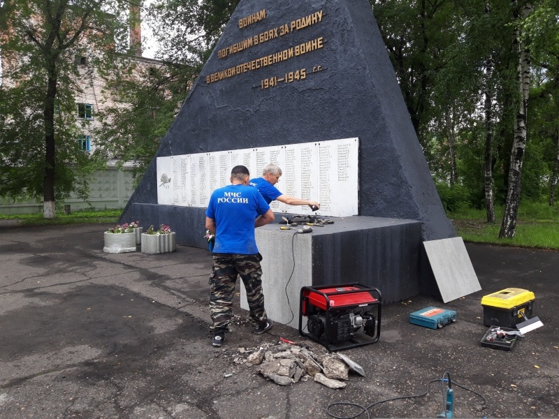 Горноспасатели помогли в ремонте памятника погибшим шахтерам в ВОВ